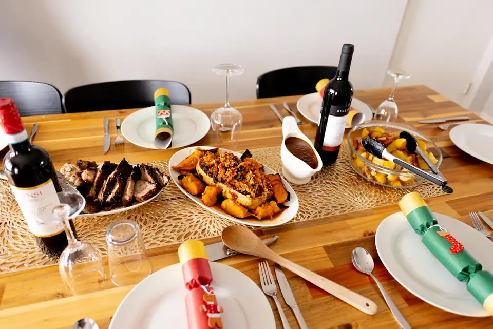 Mesa familiar puesta para una comida con luz de día