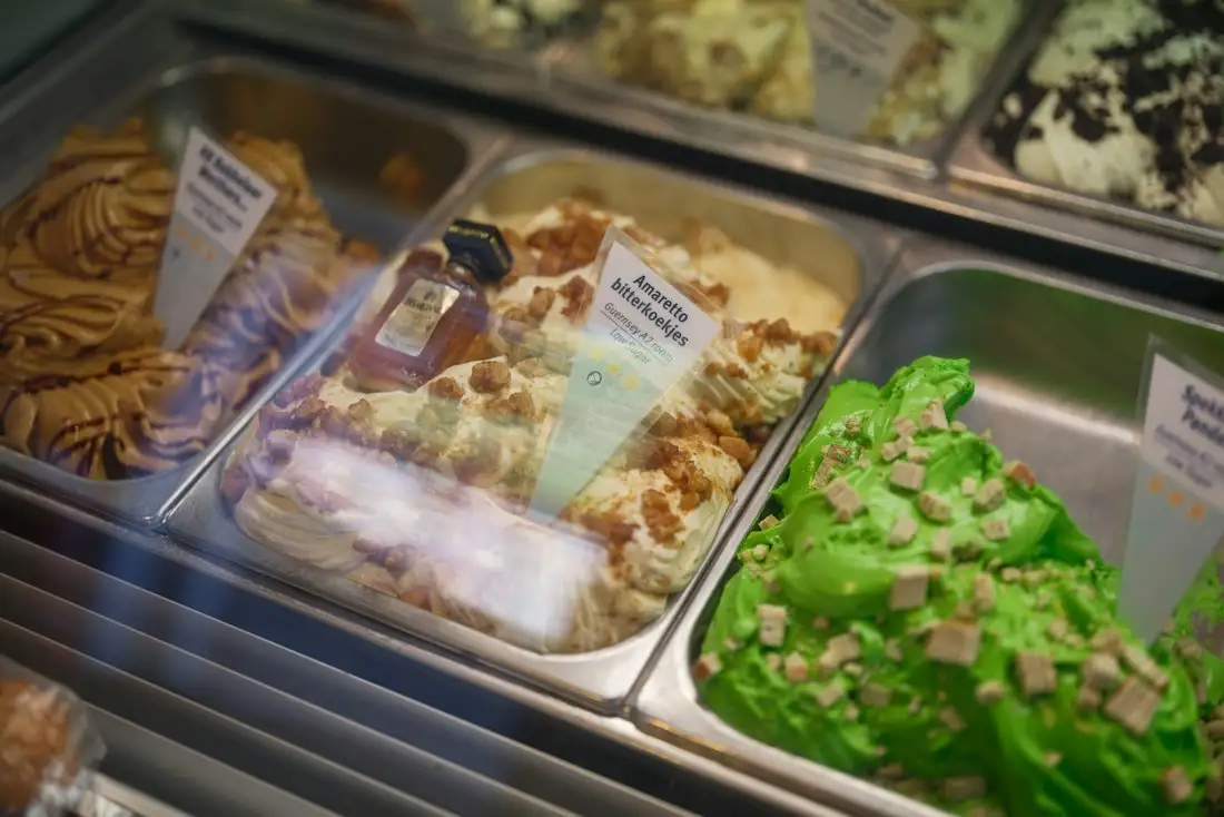 Cubetas de helado artesano en la vitrina