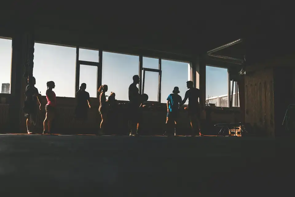 Clase en una sala de entrenamiento a contraluz