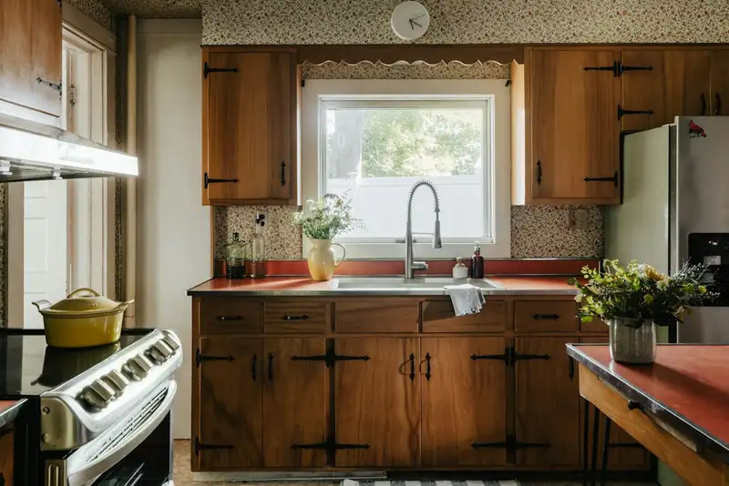 Una cocina antes de la reforma y la misma cocina terminada