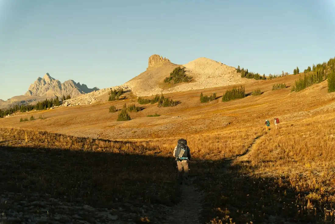 Sendero de montaña al amanecer con el valle al fondo