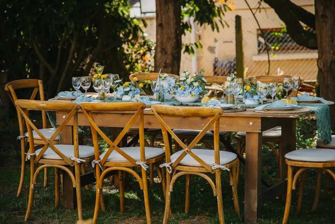 Mesa larga puesta al aire libre con luces colgadas